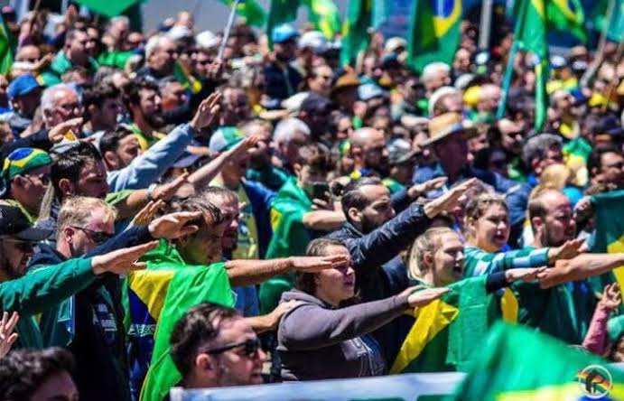 OgatodeNike's tweet photo. @Yago41_ @FascismoFree Eles só faziam o teste de saudação a bandeira https://t.co/8jnsiEMrbW