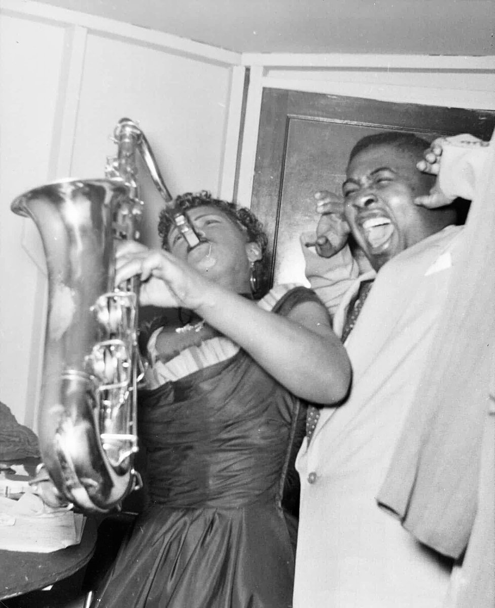 ALHCLindyHop's tweet photo. Billie Holiday tries her hand at playing the saxophone. Pianist Stomp Gordon doesn't seem to care for it. #billieholiday #blues #Jazz #saxophone #pianist #stompgordon https://t.co/jJyTyFFOTi