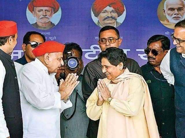 KhushiBsp's tweet photo. जिस महिला के आगे अच्छे-अच्छे राजनीतिक धुरन्धर भी नतमस्तक होते हैं। उन्हें के आगे जाकर आज के कहे जाने बाले बहुजन शेर श्री चंद्रशेखर आजाद जी 2 सीटों के लिए रोकर आंशू बहाते हैं ! https://t.co/wlyGFfDeop