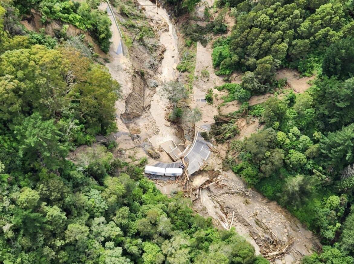 Napier still isolated from Hastings, all bridges out of action. 

Makeshift ED set up in Napier as no viable road route to hospital. 

100s of people still unaccounted for. 

Absolutely humbled by the way the community is pulling together to support each other #CycloneGabrielle
