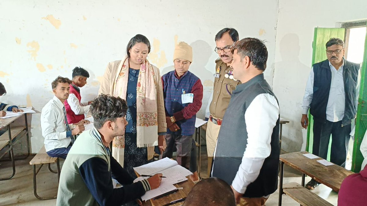 AdminGhazipur's tweet photo. यूपी बोर्ड हाई स्कूल व इंटर की परीक्षाएं आज से प्रारंभ हो गयी है। पुलिस अधीक्षक के साथ प्रथम पाली की परीक्षा के दौरान विभिन्न सेंटर्स का निरीक्षण कर व्यवस्थाओ का जायजा लिया गया । प्रशासन द्वारा CCTV तथा कड़ी निगरानी के बीच नक़ल विहीन परीक्षा के पुख्ता इंतजाम किये गए है I @UPGovt https://t.co/sgwqGC7Bld
