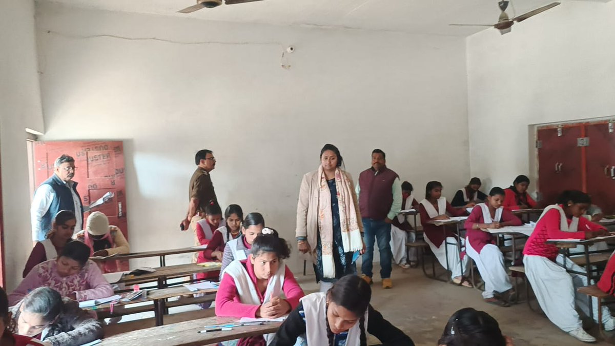 AdminGhazipur's tweet photo. यूपी बोर्ड हाई स्कूल व इंटर की परीक्षाएं आज से प्रारंभ हो गयी है। पुलिस अधीक्षक के साथ प्रथम पाली की परीक्षा के दौरान विभिन्न सेंटर्स का निरीक्षण कर व्यवस्थाओ का जायजा लिया गया । प्रशासन द्वारा CCTV तथा कड़ी निगरानी के बीच नक़ल विहीन परीक्षा के पुख्ता इंतजाम किये गए है I @UPGovt https://t.co/sgwqGC7Bld