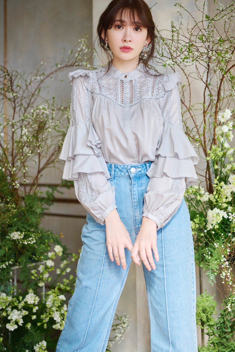 Herlipto_info's tweet photo. //Easy to Love Blouse//

ロングセラーのブラウスから
気分を明るくしてくれる春カラーが登場💐

肌触りが良く透け感のある素材を使用し
デコルテや背中部分のレースが
抜け感を演出します。

▶︎2月19日(日)19時発売
https://t.co/1kUsPQpbLD https://t.co/TX1hdOY01z