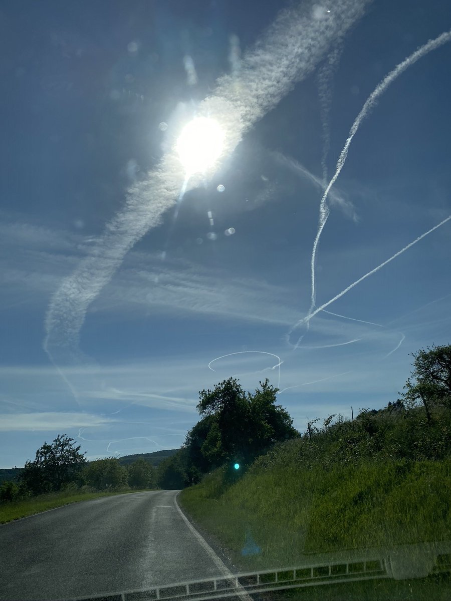 benhoss69's tweet photo. @sascha_m_k Seit etwa 20 Jahren wird verstärkt unsere Atmosphäre besprüht mit Aerosolen um das Wetter zu kontrollieren. Vielleicht sollte man damit einfach aufhören #owntheweather #chemtrails https://t.co/Gk1iE0xtwt