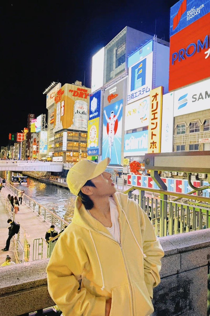 chittagphon's tweet photo. Because all my activities had been wrapped up, I used my remaining time to stroll around the city because the night was still young. The combination of Osaka’s hustle and the late-night breeze was indeed one of a kind. I also found the ever-famous Glico Sign! 🌠 https://t.co/sFFGbPRi8p