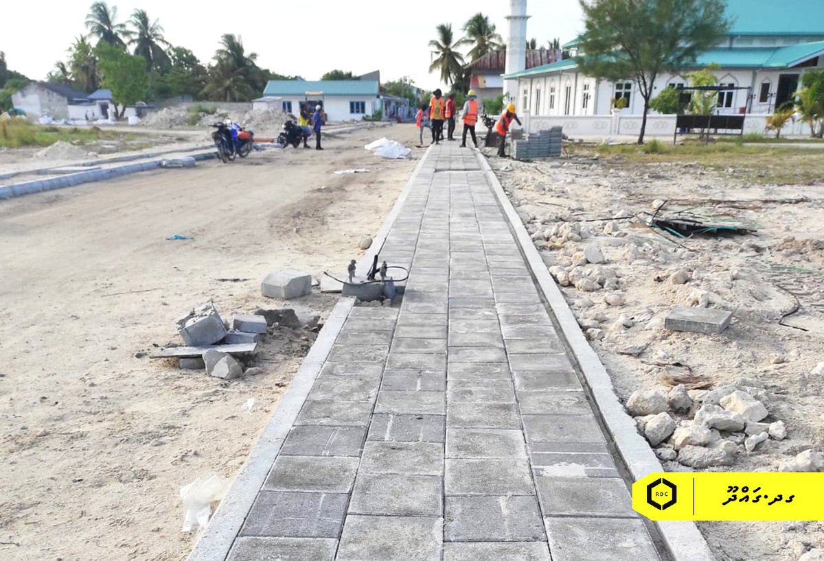 rdcmaldives's tweet photo. ގދ. ގައްދޫ މަގު ހެދުމުގެ މަޝްރޫޢުގެ ދަށުން މިހާރު ކުރިއަށްދަނީ، ހަނދުވަރީ މަގު އަލަށް އިތުރު ކުރެވުނު ބައިގައި ސުޓޯރމްވޯޓާރ ނިޒާމް ގާއިމް ކުރުން، ޝާރިއުލް އަމީން މަގުގައި ކާރބް ޖެހުމާއި ޕޭވް ކުރުން އަދި ވަތަބަނޑޭރި މަގުގެ ތާރު އެޅުމުގެ މަސައްކަތް.

#TeamRDC https://t.co/MD8CN0jTr3