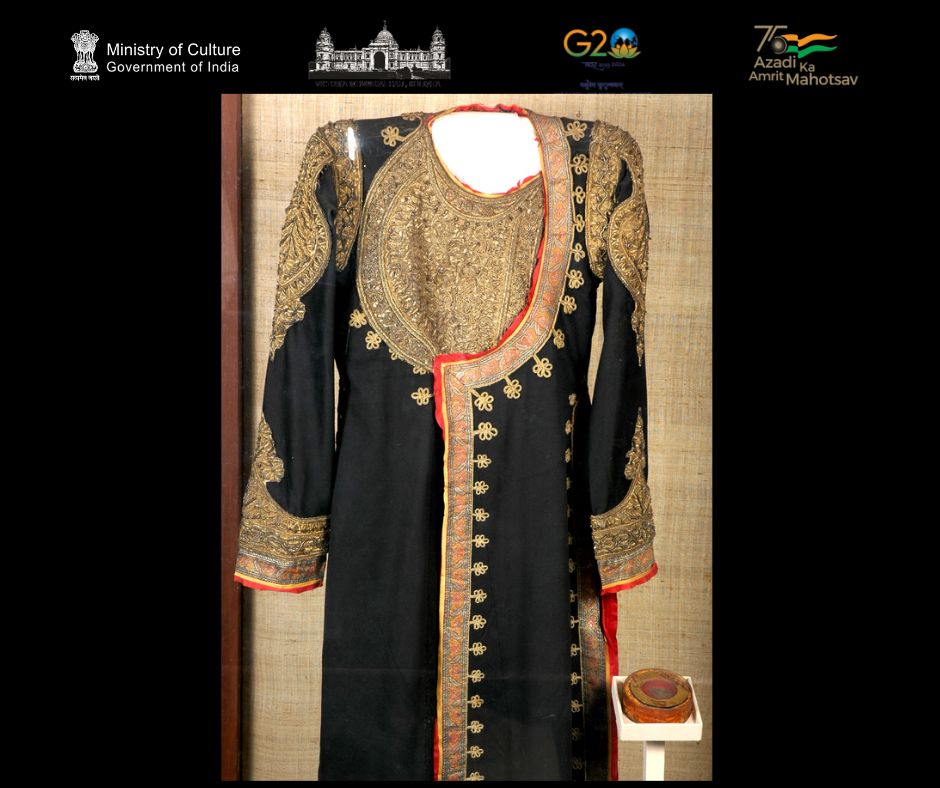 #Museumfromhome-

Title: Achkan and a lock of hair of #TatyaTope

Accession Number: R3208

Object Type: #textile

Material: Silk

Brief Description:  #Achkan (#jacket) in silk with a black base and red border with golden zari work. 

@MinOfCultureGoI 

#VMH #VictoriaMemorialHall