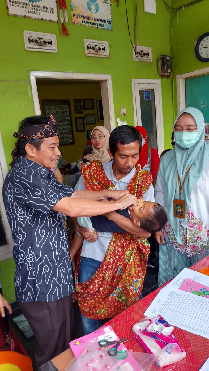 Sekcam Ujungberung meneteskan vit a di posyandu RW 05 Kel cigending kec ujungberung