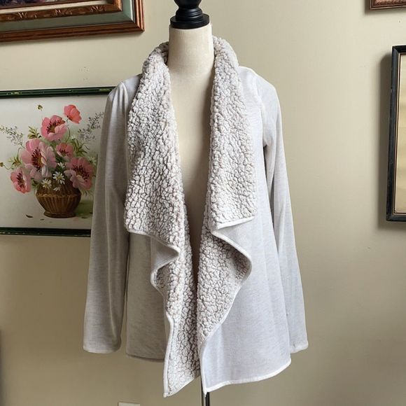 charconquers's tweet photo. So good I had to share! Check out all the items I'm loving on @Poshmarkapp from @Healinghandz12 #poshmark #fashion #style #shopmycloset #threadsupply #chaseauthentics #easel: https://t.co/XmkwXPw65x https://t.co/6DOYiqwPV8