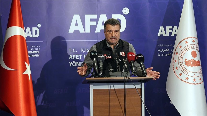 AFAD: 
"Çok yoğun artçı sarsıntı var. Olağan dışı bir durumla karşı karşıyayız. Şu ana kadar toplam artçı sayısı 3 bin 858."

Cidden olağan dışı bir durum.
Artçı sarsıntılar arama kurtarma ekiplerine zorluk yaşatıyor.
Normal bir durum değil.
Yardım ve duaya devam...