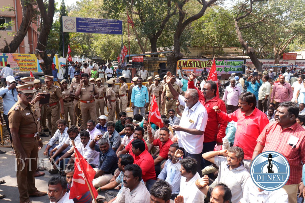dt_next's tweet photo. Temporary employees of TNEB held a protest and got involved in a road blockade demanding to make their jobs permanent at TNEB office, KK Nagar.

📸 @AnandBabu1813 

#TNEB #Chennai #TNEBoffice #KKNagar #TNEBofficeKKNagar #Protest #temporaryjobs #TNEBemployees https://t.co/mAsgr3NssZ