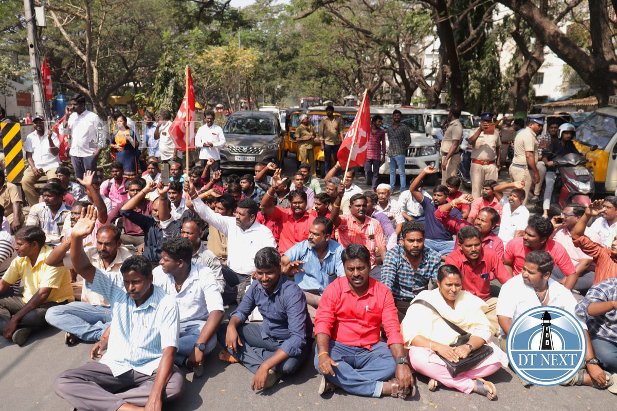 dt_next's tweet photo. Temporary employees of TNEB held a protest and got involved in a road blockade demanding to make their jobs permanent at TNEB office, KK Nagar.

📸 @AnandBabu1813 

#TNEB #Chennai #TNEBoffice #KKNagar #TNEBofficeKKNagar #Protest #temporaryjobs #TNEBemployees https://t.co/mAsgr3NssZ