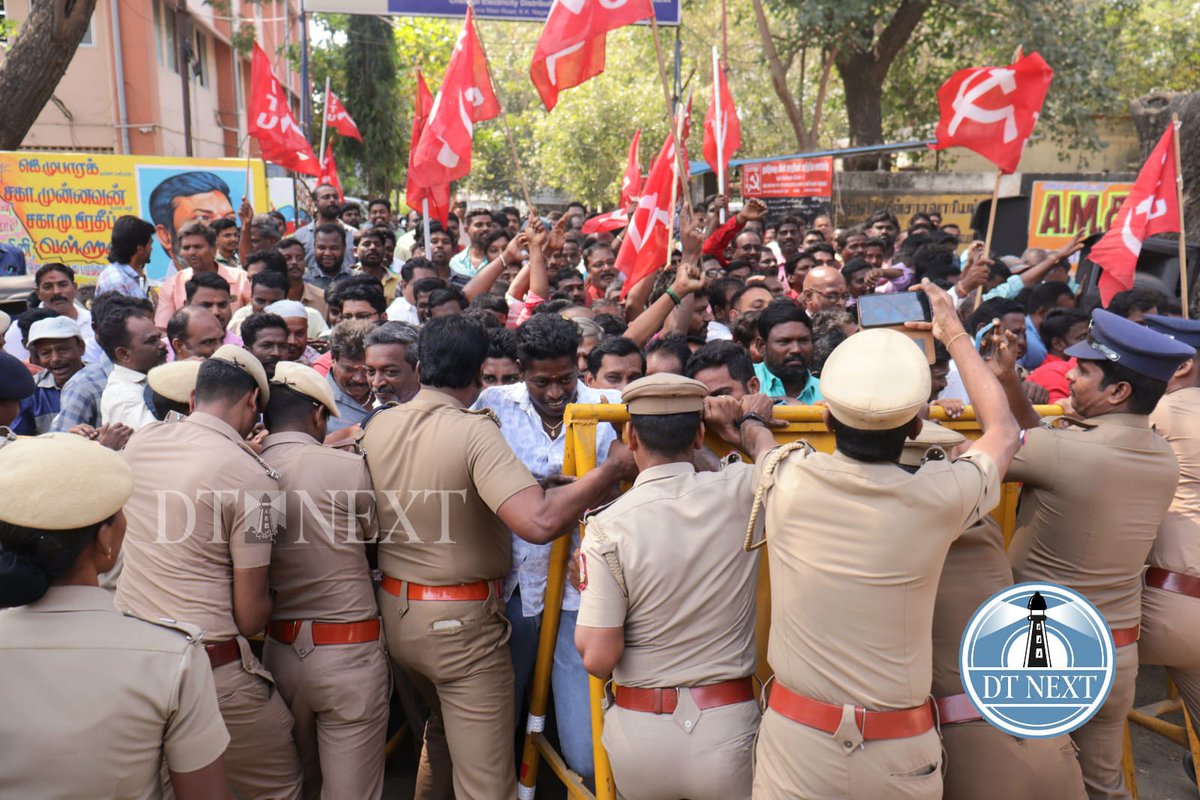 dt_next's tweet photo. Temporary employees of TNEB held a protest and got involved in a road blockade demanding to make their jobs permanent at TNEB office, KK Nagar.

📸 @AnandBabu1813 

#TNEB #Chennai #TNEBoffice #KKNagar #TNEBofficeKKNagar #Protest #temporaryjobs #TNEBemployees https://t.co/mAsgr3NssZ