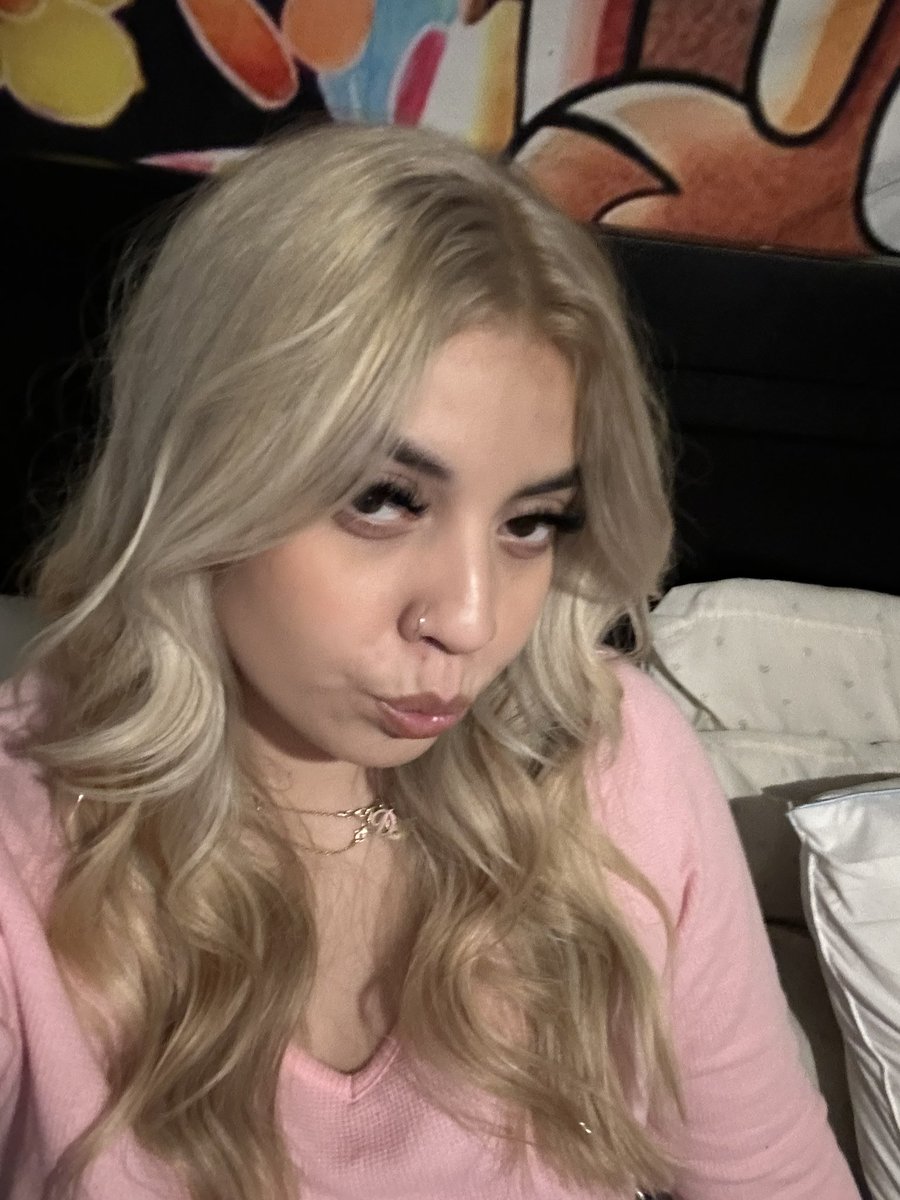 deeshdAisy's tweet photo. everyone stfu bc im finally the blonde i wanna b👱🏼‍♀️ https://t.co/YnW9zY3sg8