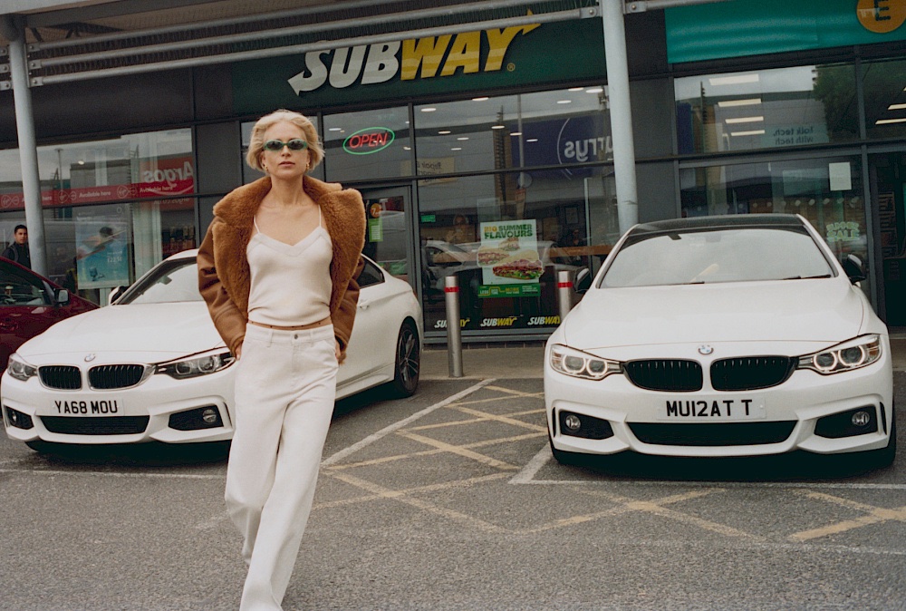 paper_muse's tweet photo. #MuseMagazine #가을겨울호/ https://t.co/AnWHpYct92: OUT AND ABOUT #SteffiCook, Photo #PaoloZerbini, Styling #LornaMcGee
#FW22 #패션사진 #패션화보 https://t.co/JcUywsveZv