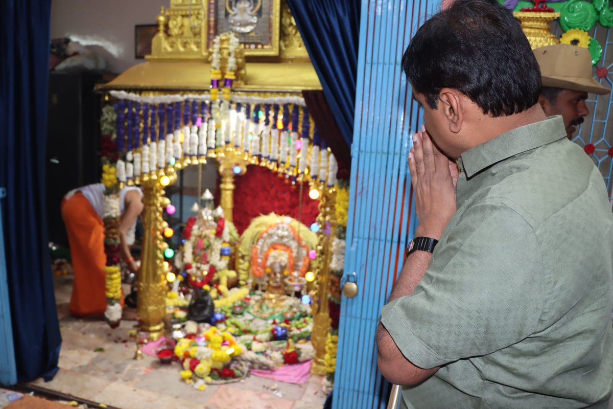 MRudresh26's tweet photo. ಇಂದು ಚಾಮರಾಜನಗರ ವಿಧಾನಸಭಾ ಕ್ಷೇತ್ರದ ವ್ಯಾಪ್ತಿಯ ಚಂದಕವಾಡಿಯಲ್ಲಿ ನಡೆದ ಲಕ್ಷ್ಮಿದೇವಿ ಮತ್ತು ಹಸುಗಳ ಜಾತ್ರಾ ಮಹೋತ್ಸವದಲ್ಲಿ ಪಾಲ್ಗೊಂಡು, ದೇವಿಯ ದರ್ಶನವನ್ನು ಪಡೆದುಕೊಂಡೆನು.ಈ ಸಂದರ್ಭದಲ್ಲಿ ಸ್ಥಳೀಯ ಮುಖಂಡರು ಹಾಗೂ ಗ್ರಾಮಸ್ಥರು ಉಪಸ್ಥಿತರಿದ್ದರು.
#ಎಂರುದ್ರೇಶ್ #ಚಾಮರಾಜನಗರ #MRudresh #chamarajanagara https://t.co/bPoyT6WxYF