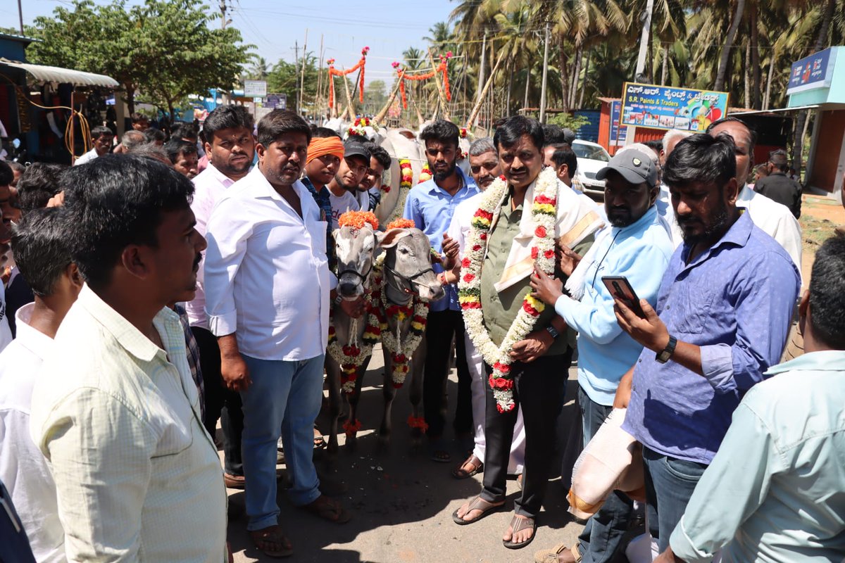MRudresh26's tweet photo. ಇಂದು ಚಾಮರಾಜನಗರ ವಿಧಾನಸಭಾ ಕ್ಷೇತ್ರದ ವ್ಯಾಪ್ತಿಯ ಚಂದಕವಾಡಿಯಲ್ಲಿ ನಡೆದ ಲಕ್ಷ್ಮಿದೇವಿ ಮತ್ತು ಹಸುಗಳ ಜಾತ್ರಾ ಮಹೋತ್ಸವದಲ್ಲಿ ಪಾಲ್ಗೊಂಡು, ದೇವಿಯ ದರ್ಶನವನ್ನು ಪಡೆದುಕೊಂಡೆನು.ಈ ಸಂದರ್ಭದಲ್ಲಿ ಸ್ಥಳೀಯ ಮುಖಂಡರು ಹಾಗೂ ಗ್ರಾಮಸ್ಥರು ಉಪಸ್ಥಿತರಿದ್ದರು.
#ಎಂರುದ್ರೇಶ್ #ಚಾಮರಾಜನಗರ #MRudresh #chamarajanagara https://t.co/bPoyT6WxYF