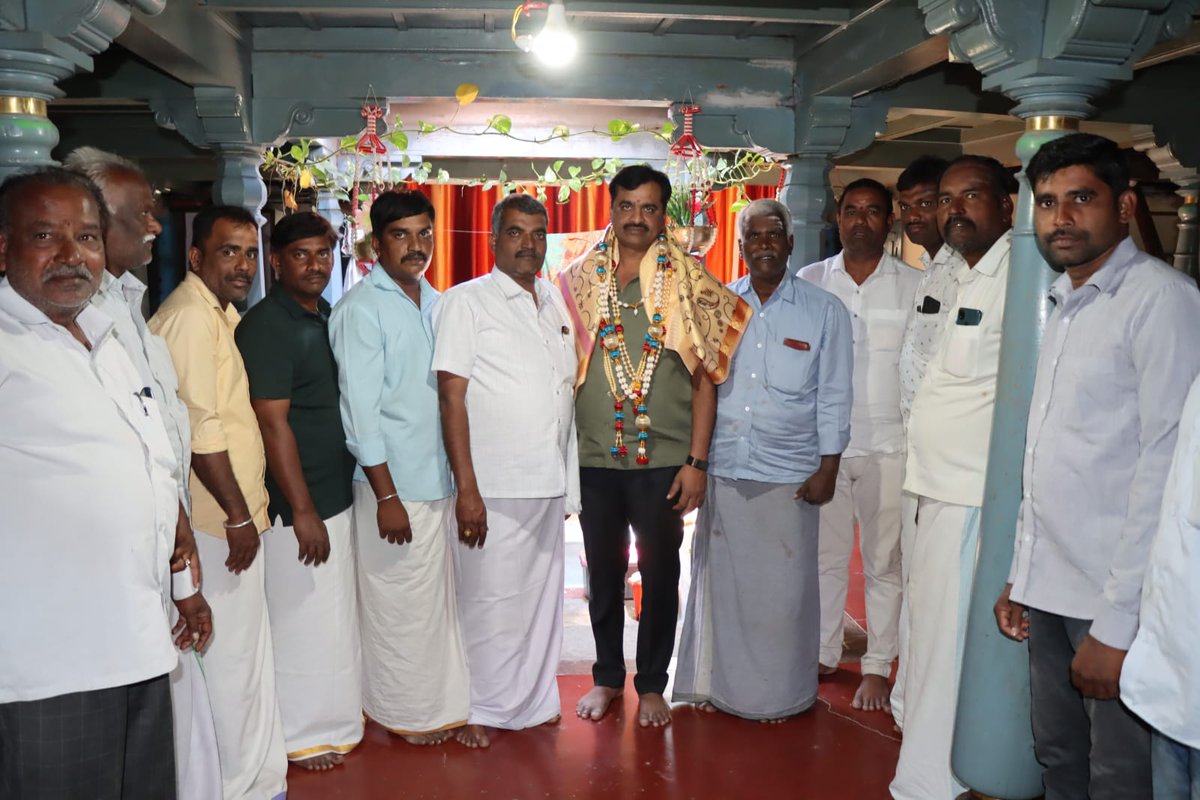 MRudresh26's tweet photo. ಇಂದು ಚಾಮರಾಜನಗರ ವಿಧಾನಸಭಾ ಕ್ಷೇತ್ರದ ವ್ಯಾಪ್ತಿಯ ಚಂದಕವಾಡಿಯಲ್ಲಿ ನಡೆದ ಲಕ್ಷ್ಮಿದೇವಿ ಮತ್ತು ಹಸುಗಳ ಜಾತ್ರಾ ಮಹೋತ್ಸವದಲ್ಲಿ ಪಾಲ್ಗೊಂಡು, ದೇವಿಯ ದರ್ಶನವನ್ನು ಪಡೆದುಕೊಂಡೆನು.ಈ ಸಂದರ್ಭದಲ್ಲಿ ಸ್ಥಳೀಯ ಮುಖಂಡರು ಹಾಗೂ ಗ್ರಾಮಸ್ಥರು ಉಪಸ್ಥಿತರಿದ್ದರು.
#ಎಂರುದ್ರೇಶ್ #ಚಾಮರಾಜನಗರ #MRudresh #chamarajanagara https://t.co/bPoyT6WxYF