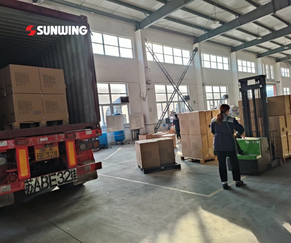 sunwinghedges's tweet photo. Welcome to the SUNWING Artificial Plants Factory~
Artificial hedge rolls are waiting for packing and shipping, which roll packaging can help save shipping room and costs. 
😍Any interested, contact us now to get a quote and free samples.

#artificialplantssupplier #imprtexport https://t.co/gsGI0hPrdu