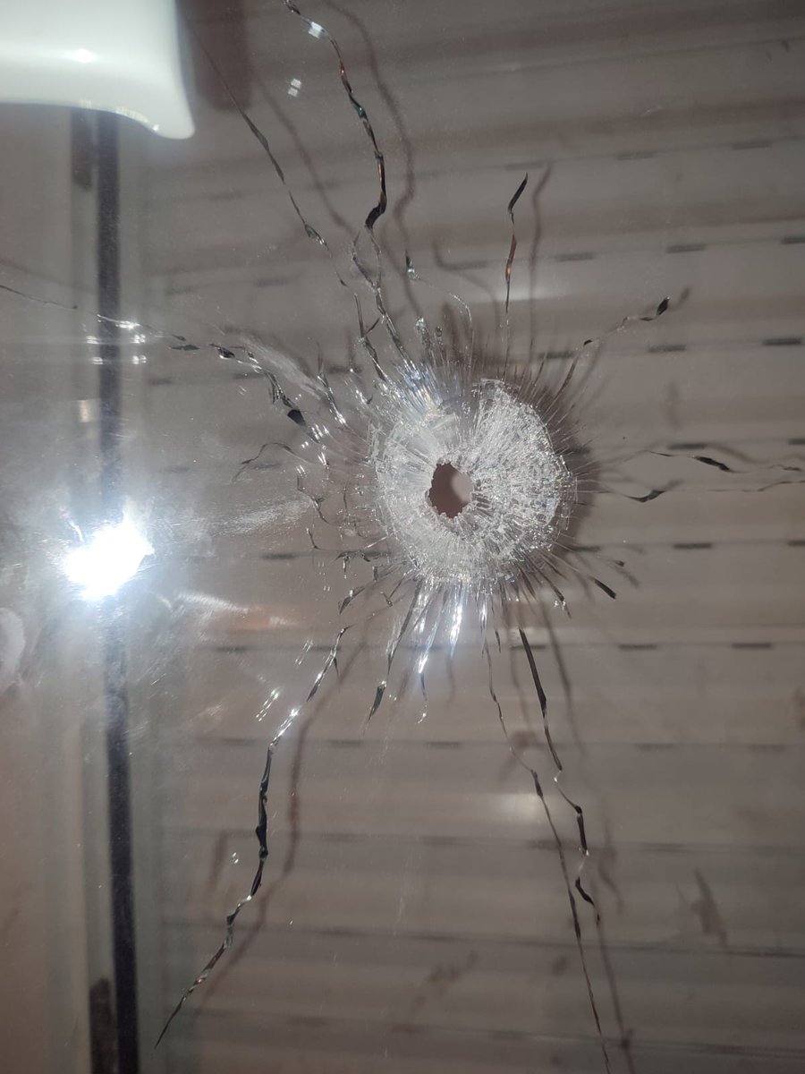 AmauryBucco's tweet photo. 🔴@Cnews | Dimanche soir, vers 22h30, à Nantes, alors qu'elle regardait tranquillement Les Choristes à la télévision, Virginie* a entendu un grand BOUM. Une balle de Kalachnikov a traversé la chambre de ses enfants, qui étaient en train de jouer près de la fenêtre. A dérouler 👇 https://t.co/yEc12fXrcn