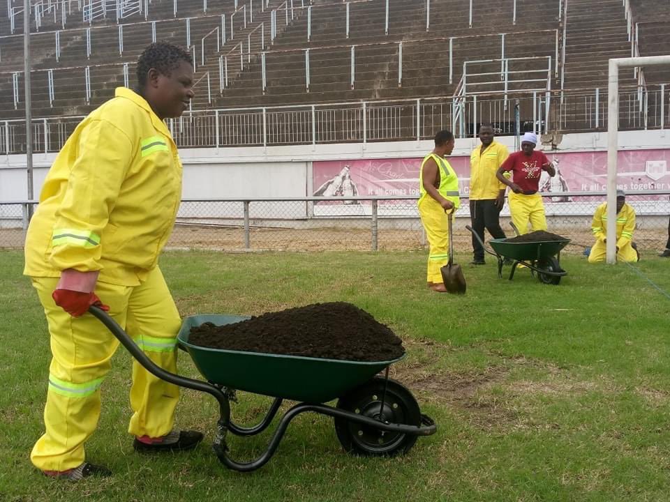 BaShonaBaShona's tweet photo. Renovation of Rufaro stadium ๐ kikikikkkk by #Mafume after cancelling @SakundaZW deal, kikiki look at PPE inamomz iyo @fainos_kamunda @enkudheni @Pachisolife @Jewels_MsJay come and see smart stadium ๐ kikiki @BabaMunesu mafume has failed. https://t.co/jyLiXV9brK