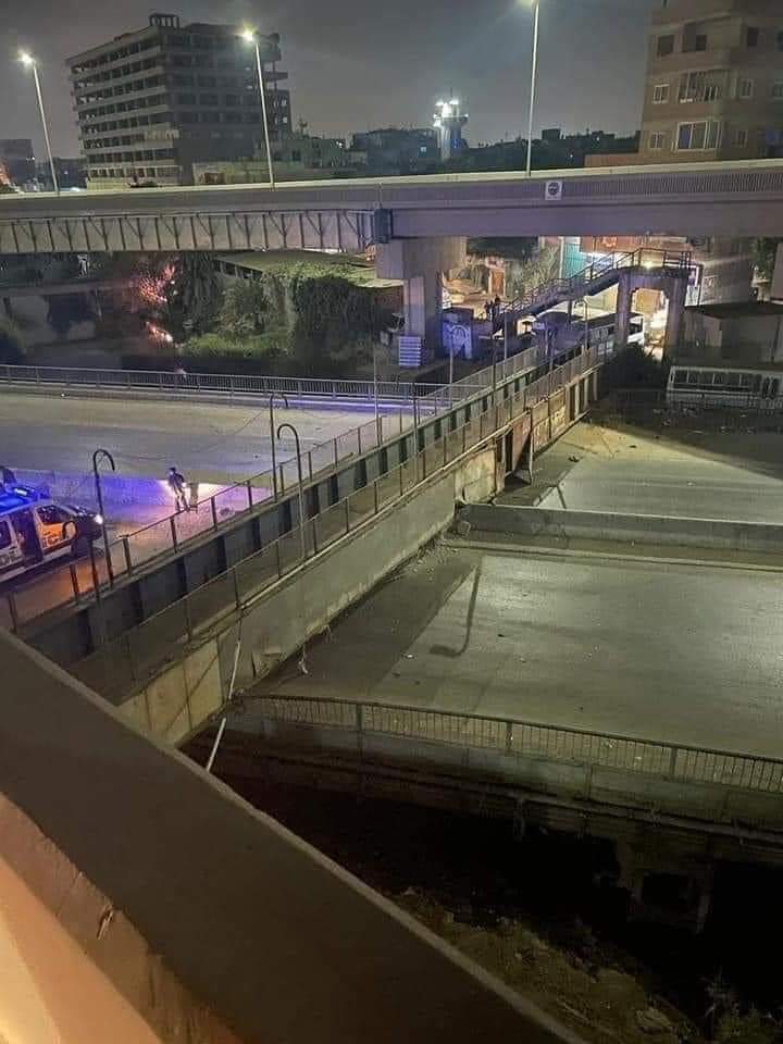 nosiertomar's tweet photo. سقوط كوبري مشاة علي الطريق الزراعي اغلق كلا الاتجاهين حتي الان 
قبل المؤسسة (كوبري التلاجة  )
انا اول مره اشوف انهيار انشائي ينزل علي الارض حته واحده بالمنظر ده ؟ هو حضراتكم كنتم لاذقين الأطراف بأمير ولا أيه ! 
منظر يدعوا للتأمل والله https://t.co/BltDtAnbLT