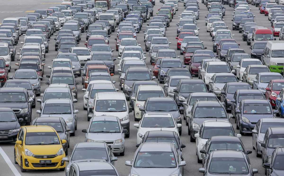 NewsBFM's tweet image. 1. KL drivers spent 159 hours on the road during rush hours in the city centre last year, according to the TomTom Traffic Index. 

This time could have been used to read 31 books. 

TomTom also estimates that drivers spent RM1,023 on petrol and released 833kg of carbon dioxide.