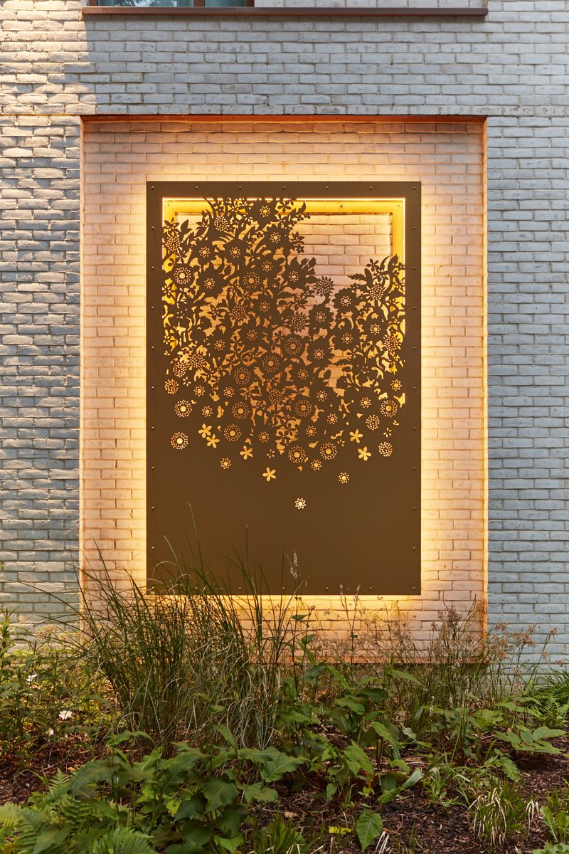 GinkgoProjects's tweet photo. 🏵️ GLASSFIELDS🏵️ A new site-specific commission by artist @Anouk_Mercier curated by @GinkgoProjects, celebrates the rich, yet little-known, history and industrial heritage of the new #TempleWay development site in Bristol

Learn more: https://t.co/L3fq5WTW4z

📷© @maxmcclure https://t.co/cIWQ3R2Upo