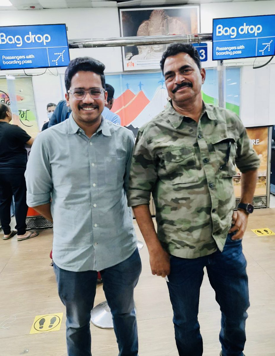 A fanboy moment meeting with actor and environmentalist @SayajiShinde sir at #Nagpur airport!

#Bollywood #fanboy_moment #fanboy #marathicinema