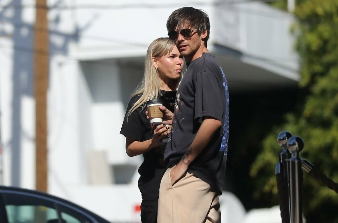 xndatheintj's tweet photo. oh louis tomlinson ?
non ho idea chi sia lei ma è bellissima https://t.co/BJDlVk9QLS