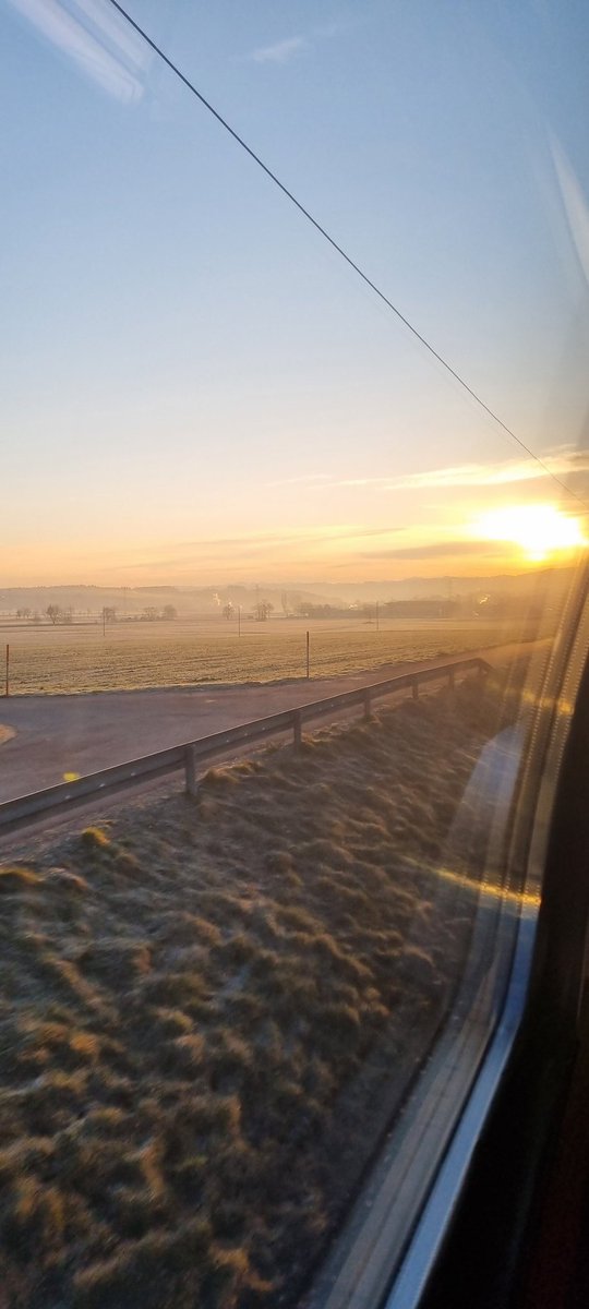 Dudu13LS's tweet photo. Le soleil se lève sur le plateau. En route pour le Wankdorf #pendulaire #train #leverdesoleil #Suisse https://t.co/ahjo3OIAny