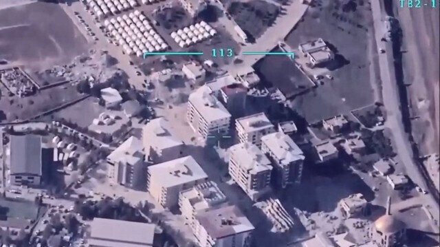 DerinReport's tweet photo. Deprem felaketinin ardından yağma olaylarının önüne geçebilmek adına İHA'lar havalandırıldı. Suçların önüne geçmek amacıyla nöbete çıkan İHA'lar havadan denetim gerçekleştiriyor. https://t.co/4nrDTxIPY1
