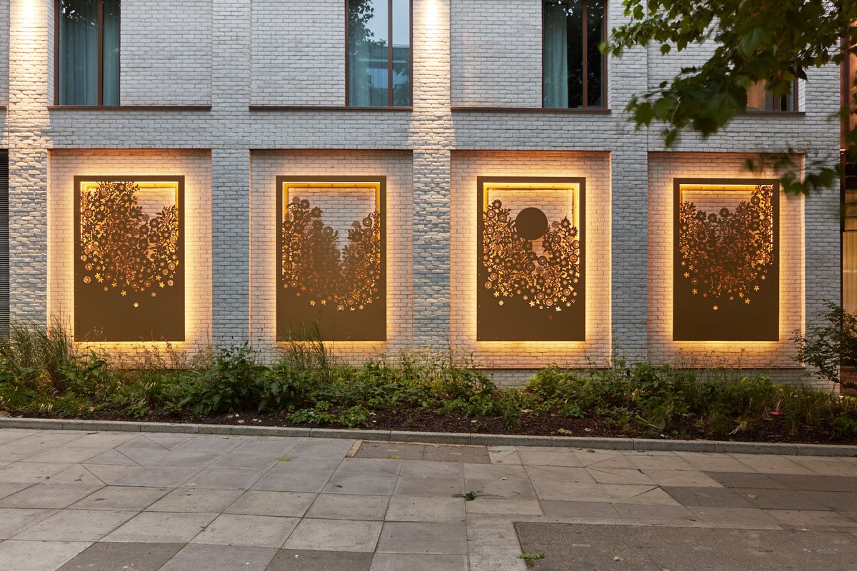GinkgoProjects's tweet photo. 🏵️ GLASSFIELDS🏵️ A new site-specific commission by artist @Anouk_Mercier curated by @GinkgoProjects, celebrates the rich, yet little-known, history and industrial heritage of the new #TempleWay development site in Bristol

Learn more: https://t.co/L3fq5WTW4z

📷© @maxmcclure https://t.co/cIWQ3R2Upo