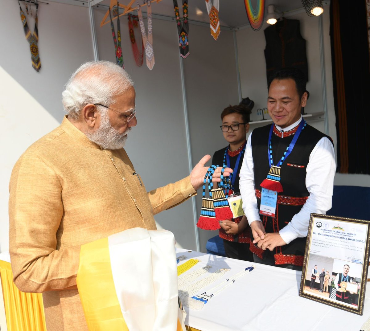 DDNewslive's tweet photo. PM @narendramodi visits stalls from different states  at #AadiMahotsav at Major Dhyan Chand National Stadium  
@VanDhanSeVikas
@TribalAffairsIn
#AadiMahotsav2023 https://t.co/JL39a7fDbF