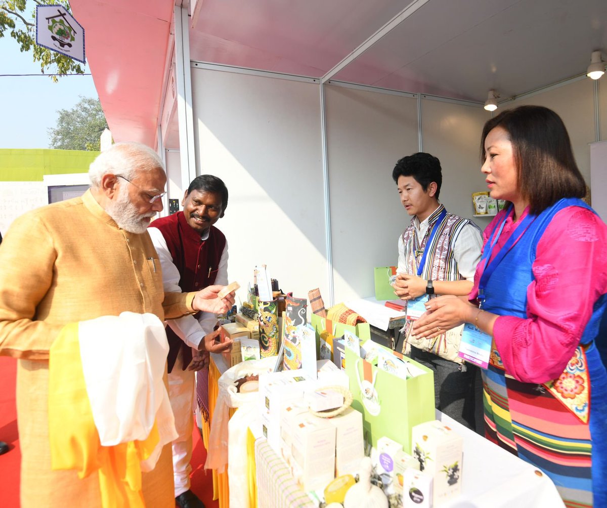 DDNewslive's tweet photo. PM @narendramodi visits stalls from different states  at #AadiMahotsav at Major Dhyan Chand National Stadium  
@VanDhanSeVikas
@TribalAffairsIn
#AadiMahotsav2023 https://t.co/JL39a7fDbF