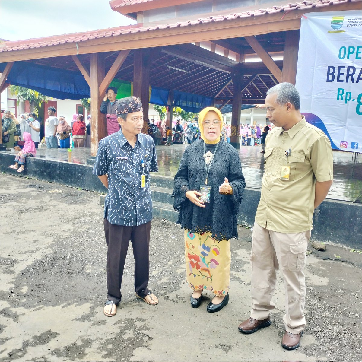 Sekcam Ujungberung mendampingi kunjungan dari kadisdagin kota bdg dan perwira Polda Jabar pada kegiatan opm beras di halaman kantor kec ujungberung