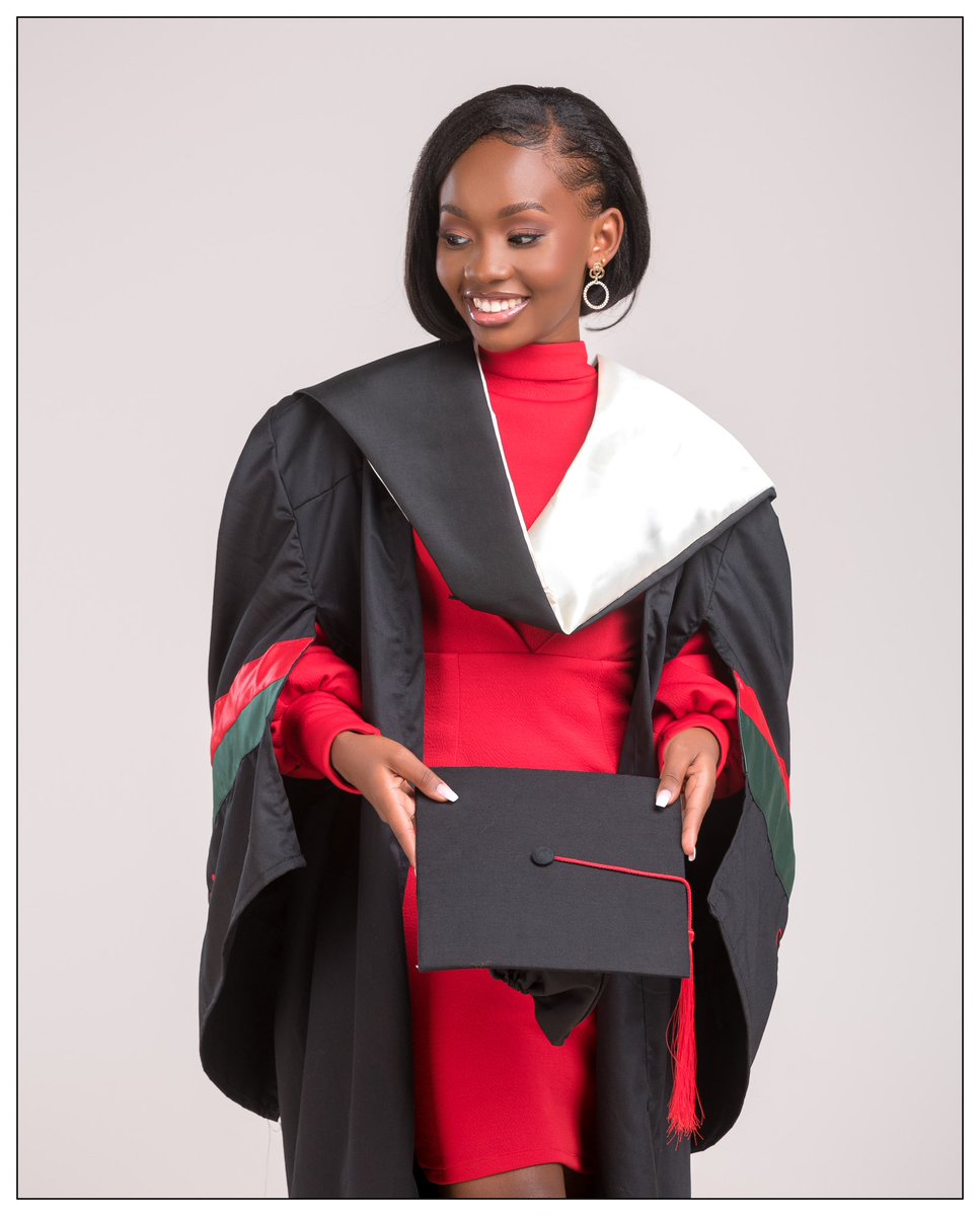 sleek_ug's tweet image. Big congrats @tushifranklin  ..
True definition of Beauty👸🏿 with brains👩🏾‍🎓
Makeup by me 🥰🤗