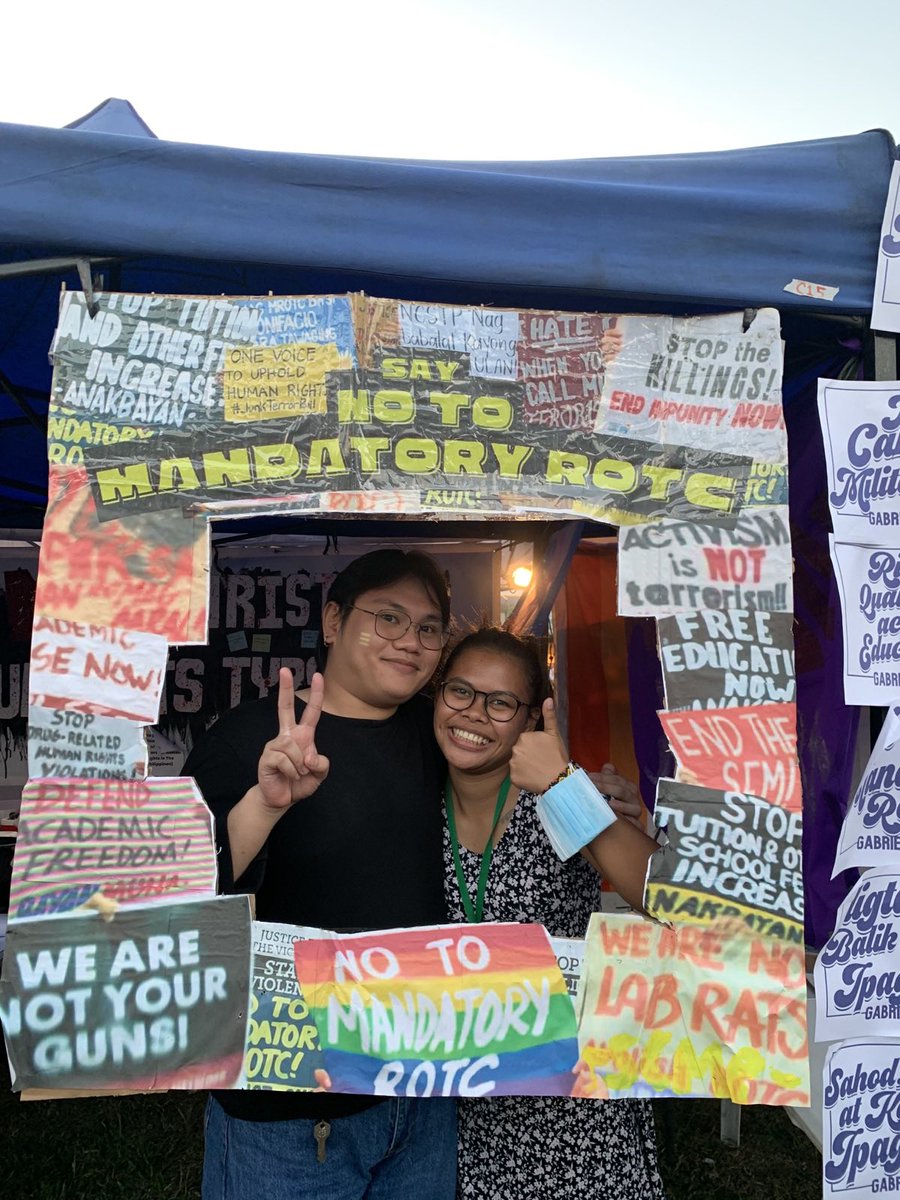 scmp_upd's tweet photo. Patuloy ang pagDRAGasa ng God's princesses sa SCMP UPD booth sa ikalawang gabi ng #UPfair2023 kasama si @brianblack_ Drag Den 2023 Filipino Drag Supreme!
Andito pa tayo mamayang gabi ulit—hanggang Sabado!
Kita-kits!
#UPFair
#KaisaKaSaMusika
#NoToMandatoryROTC
#JoinSCMPUPD https://t.co/bbKVVf6dFv