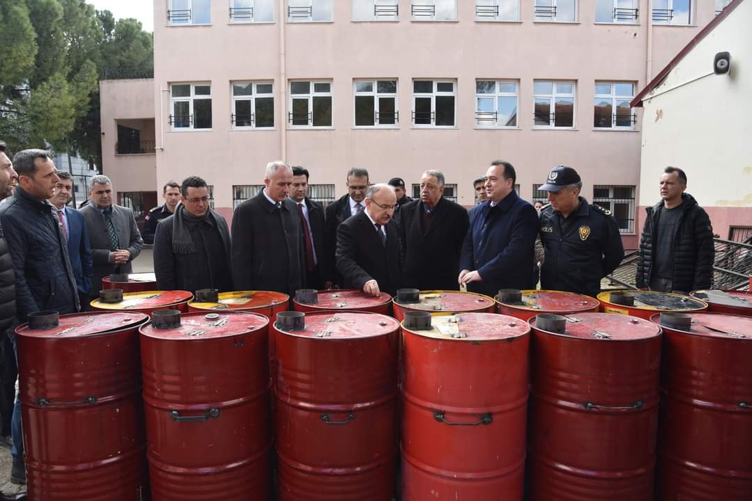 mdikici45's tweet photo. Valimiz Sayın Yaşar Karadeniz'in Teşrifleriyle Deprem Bölgesinin İhtiyaçlarına destek olabilmek için el birliği ile üretim yapan Saruhanlı HEM'i , Akhisar Kayhan Ergün  MTAL'i , Kırkağaç MTAL'i , Soma MTAL'i ziyaret ettik. Yaralarımızı birlikte saracağız.
@tcmeb 
@ManisaValiligi https://t.co/BNeYFozSnM