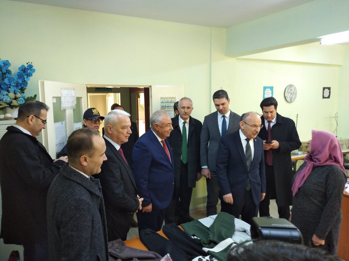 mdikici45's tweet photo. Valimiz Sayın Yaşar Karadeniz'in Teşrifleriyle Deprem Bölgesinin İhtiyaçlarına destek olabilmek için el birliği ile üretim yapan Saruhanlı HEM'i , Akhisar Kayhan Ergün  MTAL'i , Kırkağaç MTAL'i , Soma MTAL'i ziyaret ettik. Yaralarımızı birlikte saracağız.
@tcmeb 
@ManisaValiligi https://t.co/BNeYFozSnM