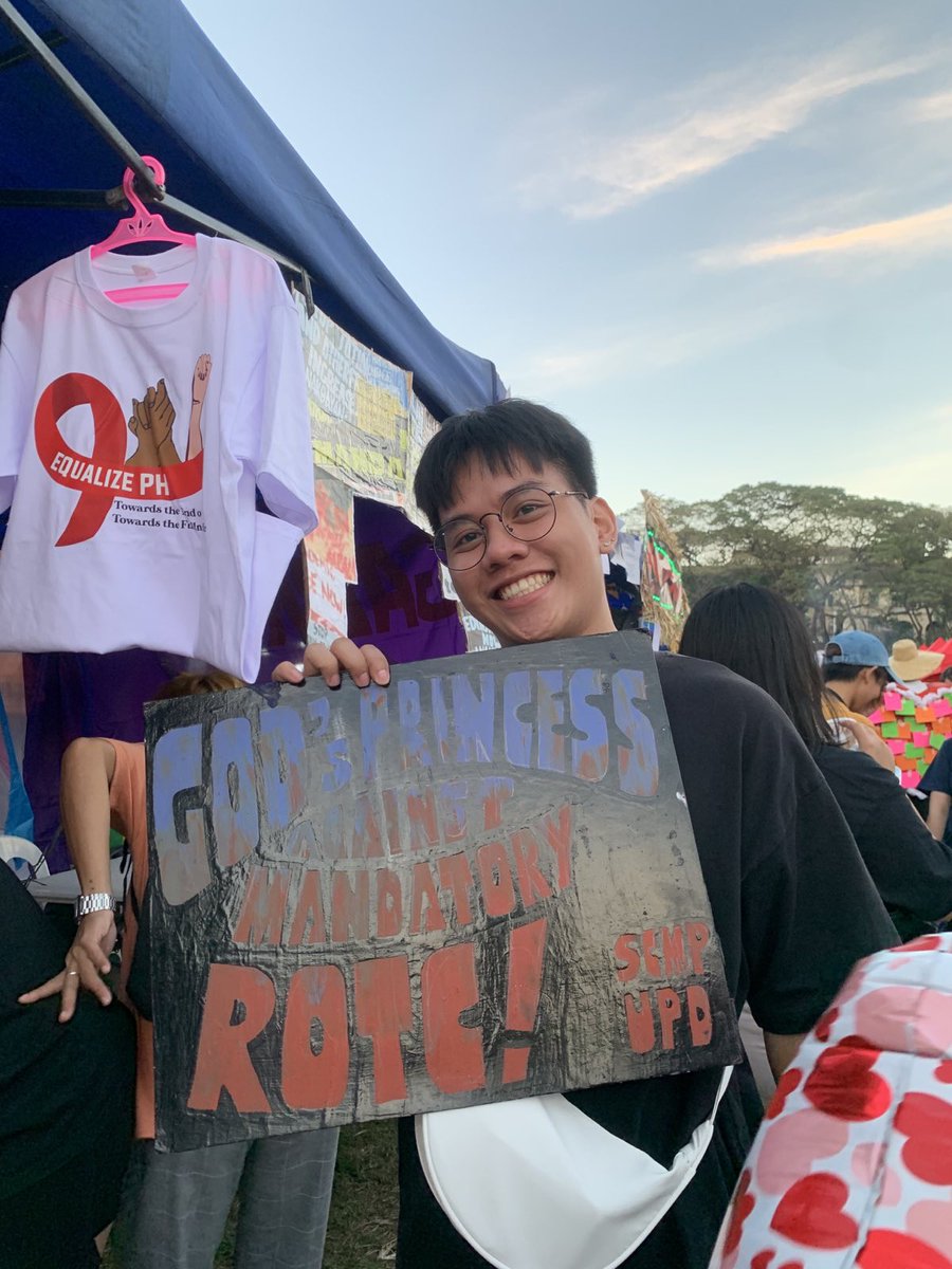 scmp_upd's tweet photo. Patuloy ang pagDRAGasa ng God's princesses sa SCMP UPD booth sa ikalawang gabi ng #UPfair2023 kasama si @brianblack_ Drag Den 2023 Filipino Drag Supreme!
Andito pa tayo mamayang gabi ulit—hanggang Sabado!
Kita-kits!
#UPFair
#KaisaKaSaMusika
#NoToMandatoryROTC
#JoinSCMPUPD https://t.co/bbKVVf6dFv