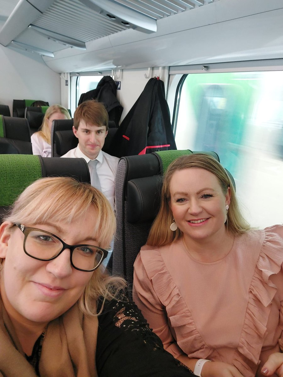 Vuoden #4Hyritys 18-28 vuotiaiden sarjassa on Lassen pihatyöt Tampereelta, aivan mahtava juttu!! Myös 3.sija samassa sarjassa tuli Tampereelle Oispa_ kädentaitoyritykselle. Pääsimme saattamaan voittajanuoren Helsinkiin säätytalolle sopivasti #ystävänpäivä nä. #työpalkitsee