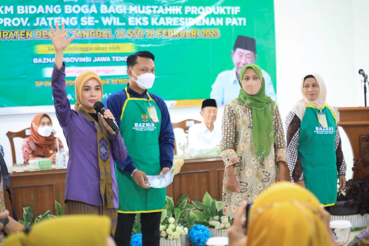 PKK Jateng menggandeng Baznas mengentaskan kemiskinan lewat pelatihan usaha boga. Sebanyak 100 kader Pemberdayaan Kesejahteraan Keluarga se Eks Karisidenan Pati dilatih keterampilan membuat aneka kudapan berbahan ikan sampai bekatul.