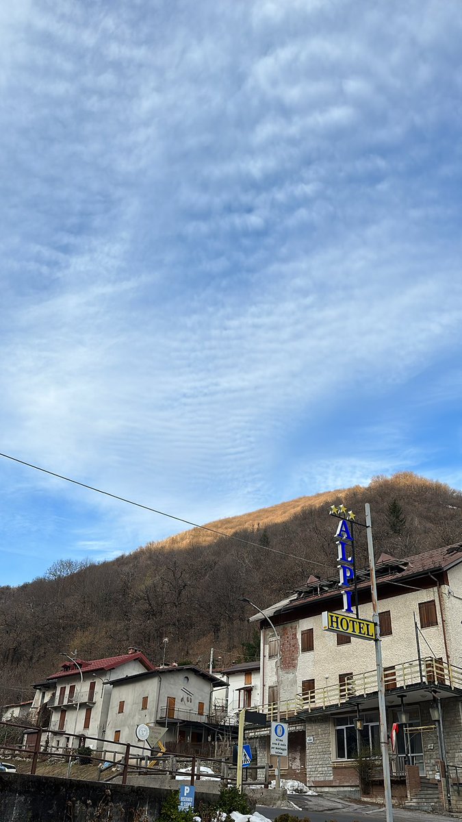 SVCSSkiTrip's tweet photo. Breaking news!!! First sighting of a cloud in the sky! Still going to be warm today. #SVCSSkiTrip https://t.co/0DC0p1ccFL
