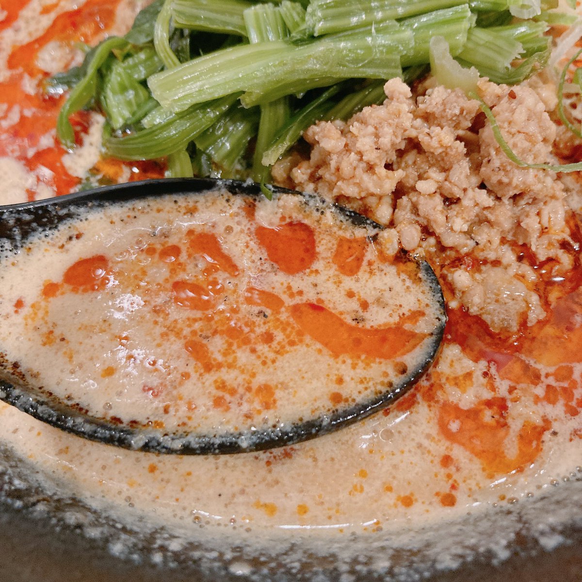 togopos's tweet photo. 【濃厚スープといえばココ】
麺や美風さんの濃厚坦々麺🔥箸が重たくなるほどのドロドロなスープがしっかり絡んだ麺は最高に美味しい✨山椒の効いたラー油も、ふんだんに香る胡麻も食欲をそそります👌冬は辛いものが食べたくなりますよね。※辛めを選ぶと結構辛いのでご注意を。
#戸越銀座 https://t.co/Wmyuus8ex1