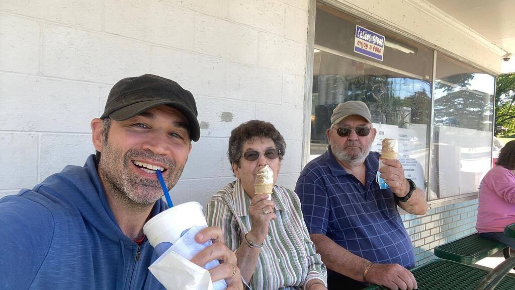KevinLThornton's tweet photo. Happy Birthday, Mom. 🎉🎊🎁🎈🎂 We love you and we wish we could be there to celebrate!!! Have a great day!!! We can go to Red Lobster and celebrate the next time we are in KY!!! 😁😁😁😁 ❤️❤️❤️ #mom #birthday #love #family https://t.co/FHAI5M9f6t https://t.co/m9kOT7X6wL