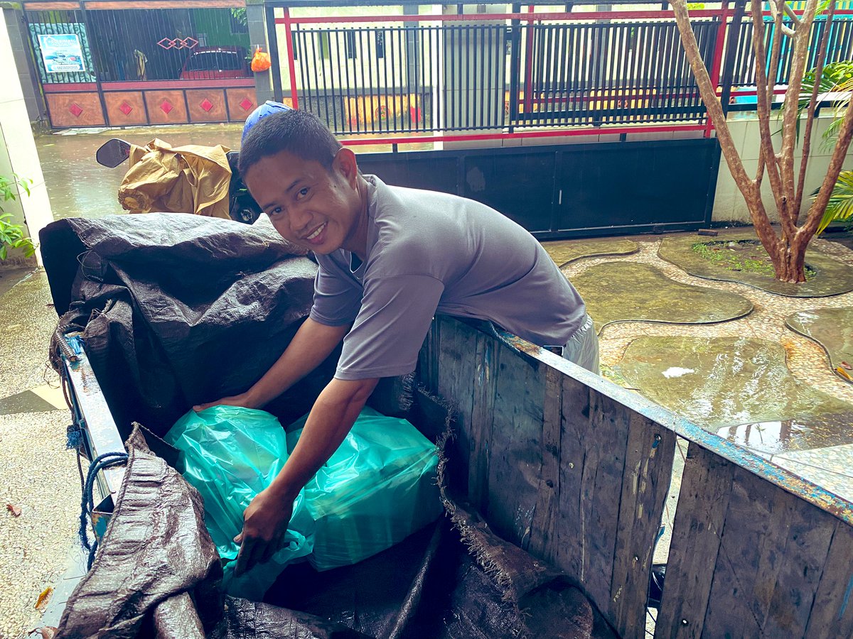 ikoMd's tweet photo. Akhirnya buku-buku koleksi yang terendam banjir 3 hari kemarin dijemput Pak Aras dari @mallsampah terima kasih yaaa https://t.co/lOzPgppUTi