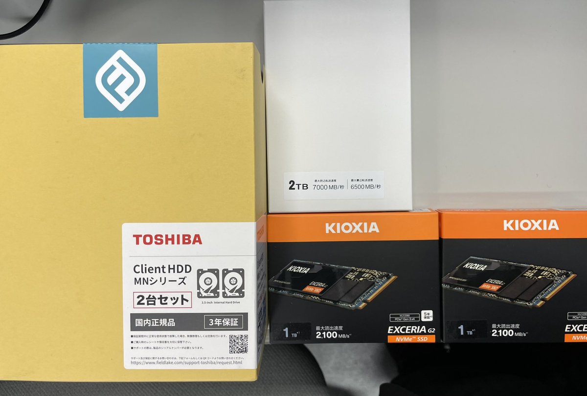 kodaman_1999's tweet photo. 昨日注文したNASヶもう今日届いた
昨日届いた16TBのHDD✖️2とキャッシュ用SSD 1TB✖️2 を仕込んで家で運用する予定です。
これで家で使っているNASを職場へ持って来れば、Synologyで統一されます。
#Synology #DS723Plus #DS220j https://t.co/WzBNKDCxOC