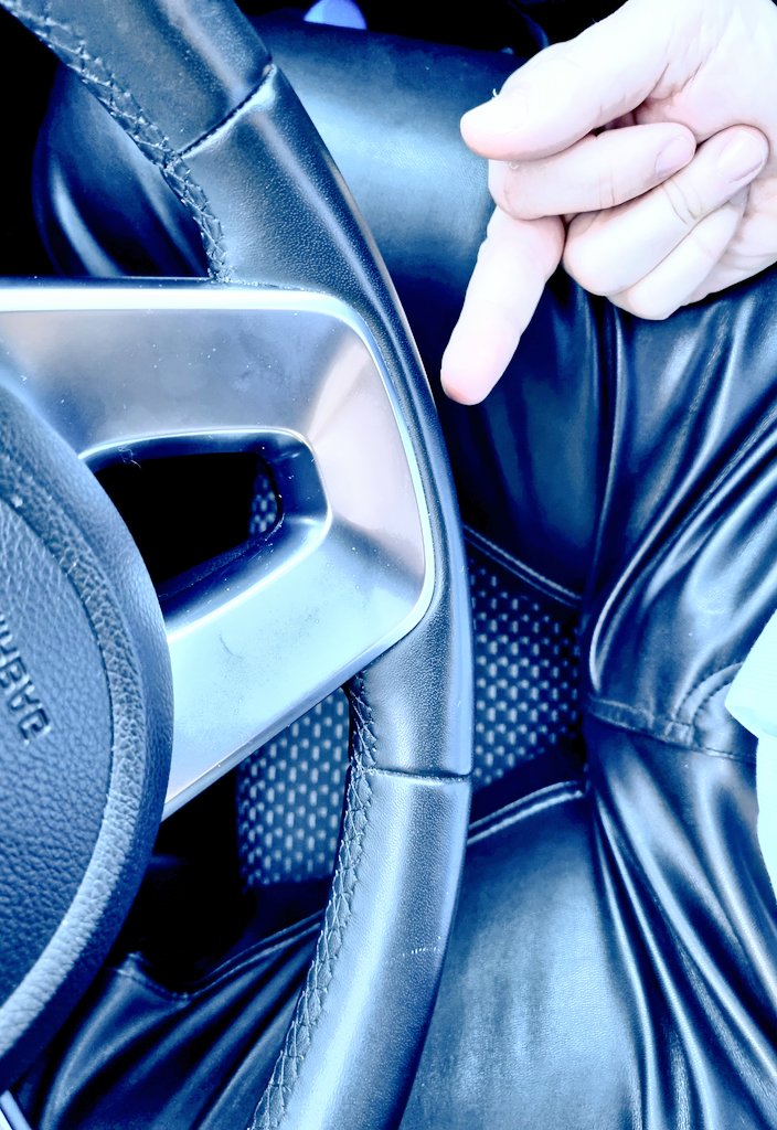 Estoy hasta los huevos del frio y de los atascos. Que ganas de dar de hostias a un pringao para desestresarme joder! DM si aguantas el tipo mientras te caliento el jepeto a guantazos.