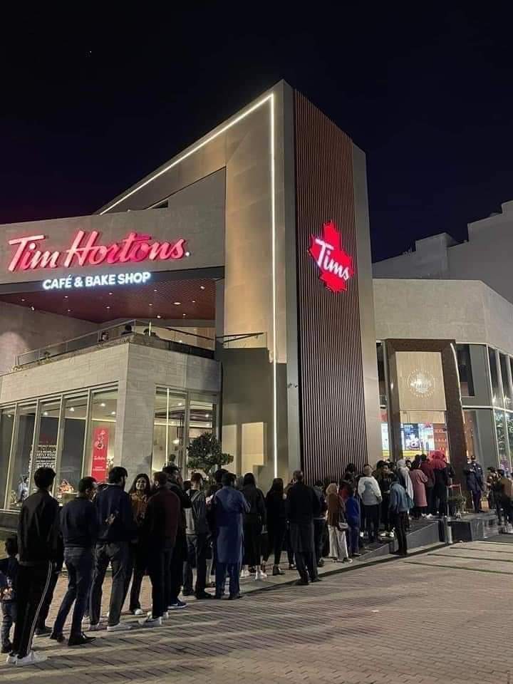 0JPmh's tweet image. کیا بھلا دور تھا جب لوگ شوق سے
بلو کے گھر جانے لیے لائن بناتے تھے

لیکن آج کیسا مشکل دور آگیا ھے کہ
بلو شوق سے پیسٹری کےلیے لائن میں لگی
اور بلو کے گھر جانے والے زندہ رھنے کےلیے آٹے کی لائن میں
قصہ مختصر بلو کل بھی مزے میں تھی آج بھی مزےمیں ھے اور ھر دور میں مزے میں رھے گی

#BILO